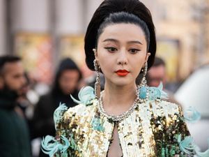 9 Foto Fan Bingbing Glamor di Paris Fashion Week Usai Jadi Tahanan Rumah 9 Foto Fan Bingbing Glamor di Paris Fashion Week Usai Jadi Tahanan Rumah