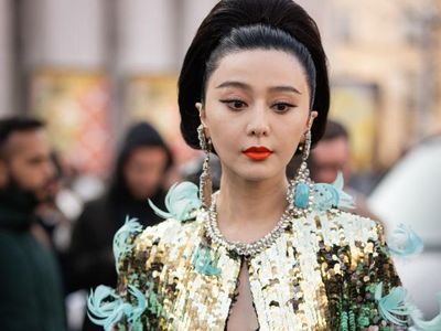 9 Foto Fan Bingbing Glamor di Paris Fashion Week Usai Jadi Tahanan Rumah