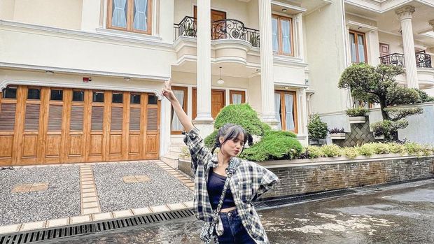 Fuji Hobi Jajan Kaki Lima hingga Nongkrong di Kafe