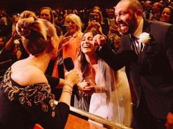 Viral Pasangan yang Baru Menikah Datang ke Konser Adele Pakai Baju Pengantin