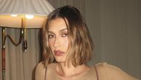 Potret Hailey Bieber Pamer Body Goals, Ternyata Ini Rahasianya