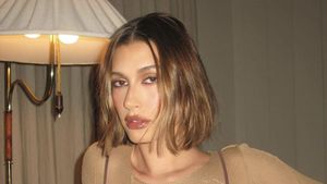 Potret Hailey Bieber Pamer Body Goals, Ternyata Ini Rahasianya