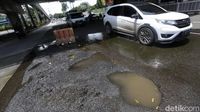 Hati-hati! Jalan Metro Pondok Indah Rusak