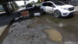 Hati-hati! Jalan Metro Pondok Indah Rusak