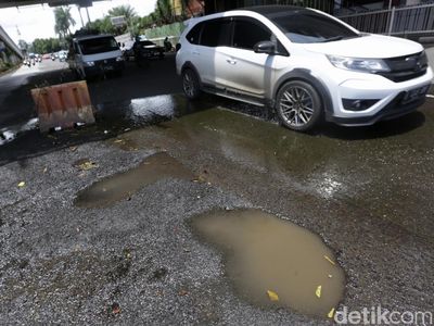 Hati-hati! Jalan Metro Pondok Indah Rusak