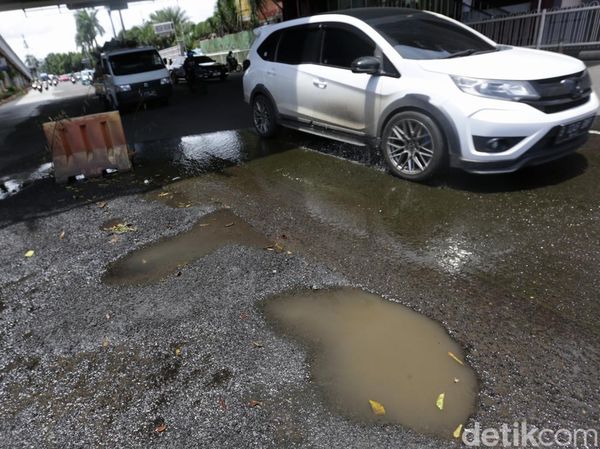 Hati-hati! Jalan Metro Pondok Indah Rusak