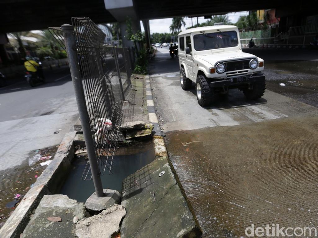 Warga Sebut Got Meluap Jadi Biang Genangan dan Jalan Rusak Pondok Indah Warga Sebut Got Meluap Jadi Biang Genangan dan Jalan Rusak Pondok Indah