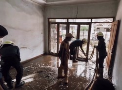 Momen Damkar Bersihkan Rumah Mewah Bu Mira yang Terbengkalai