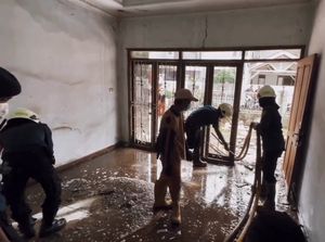 Momen Damkar Bersihkan Rumah Mewah Bu Mira yang Terbengkalai Momen Damkar Bersihkan Rumah Mewah Bu Mira yang Terbengkalai