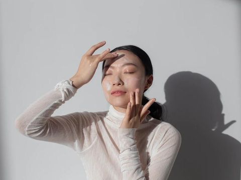 Ilustrasi memakai sunscreen/ Foto: Freepik.com/freepik