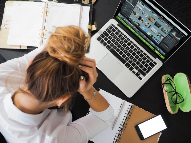 Ilustrasi perempuan stress karena pekerjaan/Foto: unsplash/energepic.com