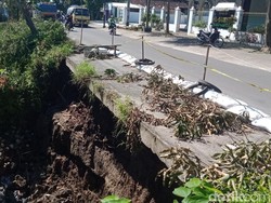 Awas! Jalan Raya Tulung-Daleman Klaten Ambrol Sedalam 5 Meter
