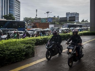 Jalan Gatsu Macet Sih, tapi Motor Nggak Lewat Trotoar Juga Kali!