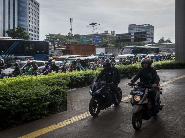 Jalan Gatsu Macet Sih, tapi Motor Nggak Lewat Trotoar Juga Kali!