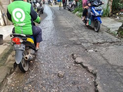 Jalan ke Stasiun Citayam Rusak, Warga Timbun Lubang Pakai Pecahan Keramik