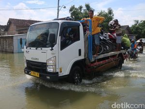 Jalur Alternatif Pati-Rembang di Jakenan Banjir, Jasa Ojek Truk Laris Manis