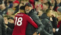 Sebaliknya, Jürgen Klopp bisa tertawa lebar berkat keberhasilan Liverpool menghajar Setan Merah. Foto: AP/Jon Super