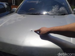 Video Momen Pengemudi Mobil Tabrak Pemotor Bercelurit di Magelang