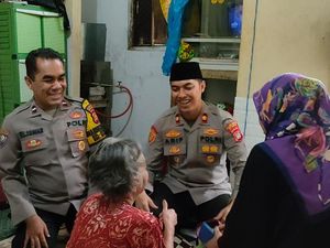 Kapolsek Setiabudi Jenguk Lansia Istri Tukang Parkir Semasa SMA-nya Dulu Kapolsek Setiabudi Jenguk Lansia Istri Tukang Parkir Semasa SMA-nya Dulu