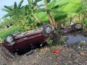 Detik-detik Mobil di Bone Tabrak Sekeluarga hingga Ayah dan Anak Tewas
