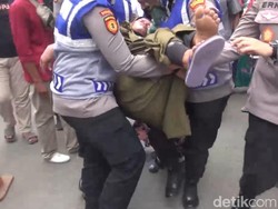 Istri Petani Korban Dugaan Pembunuhan Pingsan Saat Luruk Kejari Lamongan