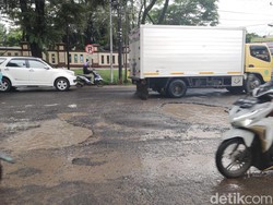Jalan Perintis Kemerdekaan Makassar Rusak Parah Ancam Keselamatan Pengendara