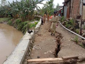 Bibir Sungai di Dompu Retak, 10 Rumah Warga Terancam Ambles Bibir Sungai di Dompu Retak, 10 Rumah Warga Terancam Ambles