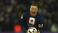 Kylian Mbappe di nomor 4 dengan 8,5 juta pencarian. Mungkin banyak fans sepakbola yang penasaran, jadi cabut dari PSG nggak sih, Mbappe? (AP)