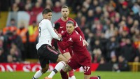 Barisan belakang Man United tidak kuasa menahan dobrakan keras Liverpool di paruh kedua laga. Foto: AP/Jon Super