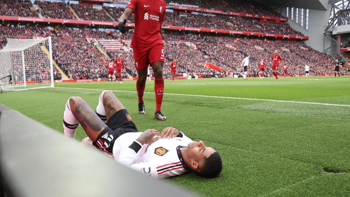 Soccer Football - Premier League - Liverpool v Manchester United - Anfield, Liverpool, Britain - March 5, 2023 Manchester Uniteds Marcus Rashford reacts after sustaining an injury REUTERS/Carl Recine EDITORIAL USE ONLY. No use with unauthorized audio, video, data, fixture lists, club/league logos or live services. Online in-match use limited to 75 images, no video emulation. No use in betting, games or single club /league/player publications.  Please contact your account representative for further details.