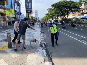 Perempuan Penyapu Jalan Tewas Tertabrak Angkot di Margonda Depok