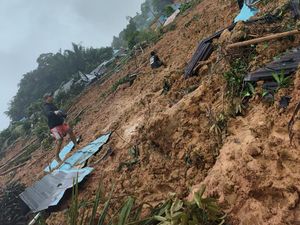 50 Warga Hilang Akibat Bencana Longsor di Pulau Serasan Natuna 50 Warga Hilang Akibat Bencana Longsor di Pulau Serasan Natuna