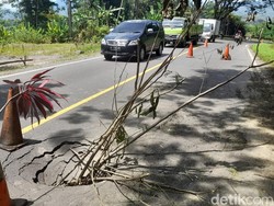 Lubang di Tengah Jalan Sumedang-Majalengka Ancam Pengendara