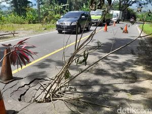 Lubang di Tengah Jalan Sumedang-Majalengka Ancam Pengendara Lubang di Tengah Jalan Sumedang-Majalengka Ancam Pengendara