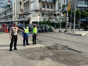 Hati-hati! Ada Lubang di TL Harmoni Jakpus Bisa Bikin Kecelakaan