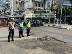 Hati-hati! Ada Lubang di TL Harmoni Jakpus Bisa Bikin Kecelakaan