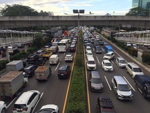 Lalin Tol Dalam Kota Cawang Arah Pancoran Macet Pagi Ini