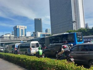 Masih Senin Pagi, Warga Sudah Ngeluh Stres Kena Macet Jl Gatot Subroto Jaksel