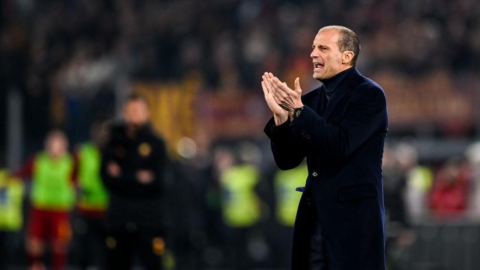 ROME, ITALY - MARCH 05: Head coach of Juventus Massimiliano Allegri gives his team instructions during the Serie A match between AS Roma and Juventus at Stadio Olimpico on March 05, 2023 in Rome, Italy. (Photo by Daniele Badolato - Juventus FC/Juventus FC via Getty Images)