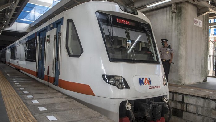 Petugas berada di samping Kereta Api (KA) Bandara Soekarno-Hatta di Stasiun Manggarai, Jakarta, Senin (6/3/2023). PT Railink mengumumkan, secara resmi tak lagi menjadi operator Kereta Api (KA) Bandara Soekarno-Hatta, dikarenakan Railink akan lebih memfokuskan diri sebagai operator KA Bandara Yogyakarta Internasional Airport (YIA) dan KA Bandara Kualanamu-Medan (KNO). ANTARA FOTO/Muhammad Adimaja/hp.