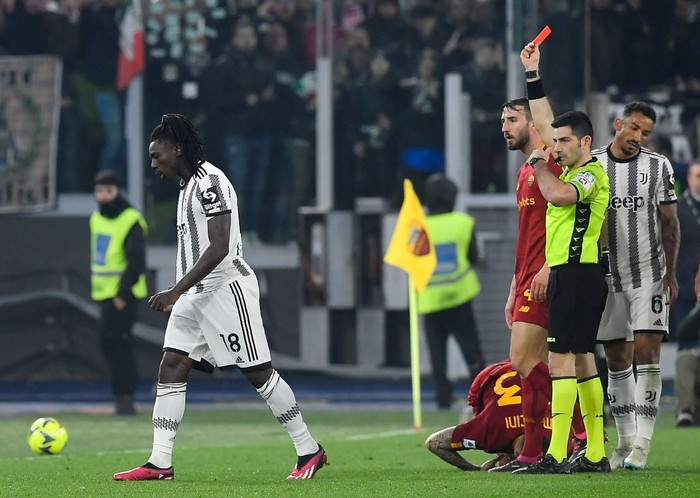 ROME, ITALY - MARCH 05: Moise Kean of Juventus reacts after receiving the red card during the Serie A match between AS Roma and Juventus at Stadio Olimpico on March 05, 2023 in Rome, Italy. (Photo by Silvia Lore/Getty Images)