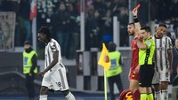 Ada yang menuding Mancini mendramatisir dengan adegan jatuh yang delay. Tapi tendangan Kean tetap tidak patut dan layak atas kartu merah setelah di lapangan 40 detik. Foto: Getty Images/Silvia Lore