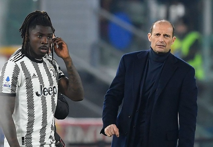 Moise Kean vs Roma ROME, ITALY - MARCH 05: Massimiliano Allegri head coach of Juventus gives instructions to Moise Kean of Juventus during the Serie A match between AS Roma and Juventus at Stadio Olimpico on March 05, 2023 in Rome, Italy. (Photo by Silvia Lore/Getty Images)