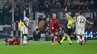 Usai sengit berebut bola dengan Mancini, Kean melancarkan tendangan ke arah kaki lawannya itu.Foto: Getty Images/Silvia Lore
