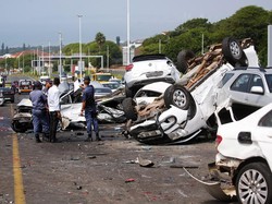 Ngeri! Penampakan Tabrakan Beruntun di Afsel, Mobil-mobil Terbalik