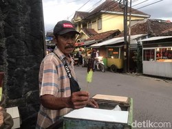 Perjuangan Nunu Jual Es Potong di Musim Penghujan
