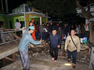 Bupati Gresik Tinjau Korban Bencana Alam di Bawean