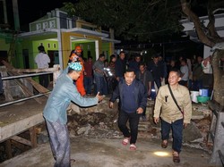 Bupati Gresik Tinjau Korban Bencana Alam di Bawean