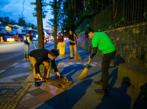 ASN Kota Bogor Bantu Petugas Kebersihan Sapu Jalanan di 64 Titik