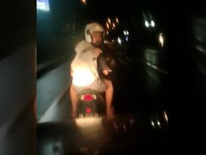 Aksi Pemobil Tabrak Pemotor yang Acungkan Celurit Aksi Pemobil Tabrak Pemotor yang Acungkan Celurit